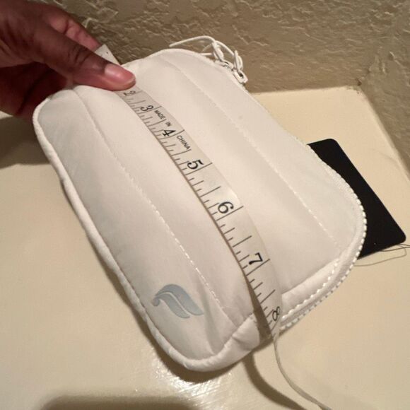 Fabletics Essential Puffer Belt Bag Beige Sporty Fanny Pack Winter Gym Athletic - Picture 5 of 8